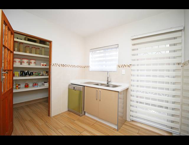 5 BEDROOM HOUSE FOR SALE IN HOUGHTON ESTATE